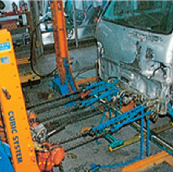 各種クランプを使って修理車両の状態に合わせた修正作業ができます。